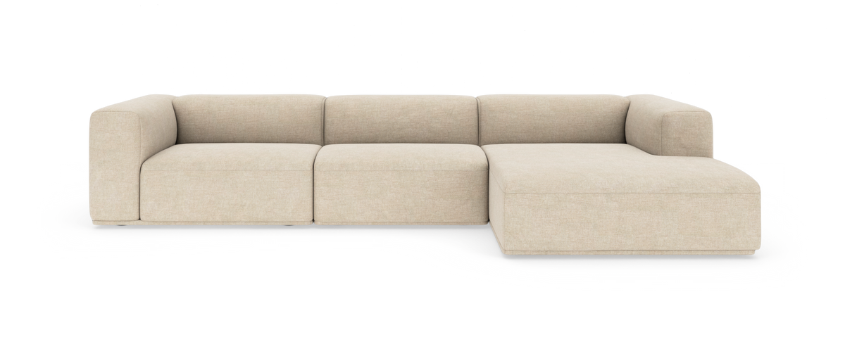 Beige modulsofa i stof med hjørne og højre chaiselong, frilagt frontvisning.