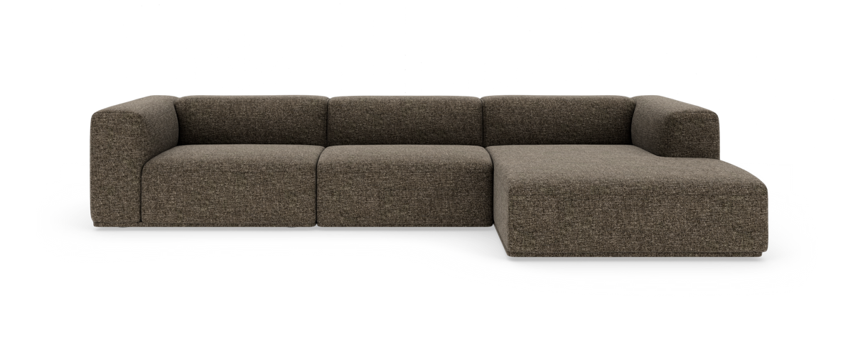 Modulær hjørnesofa i brun tekstil med chaiselong til højre, frilagt på hvid baggrund.