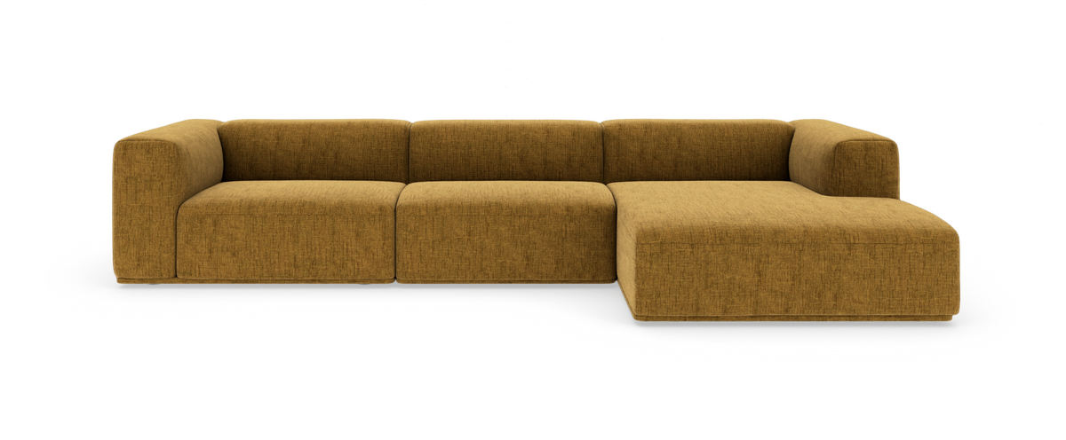 Modulsofa i sennepsgul tekstil med chaiselong til højre, fritlagt på hvid baggrund i frontvisning.