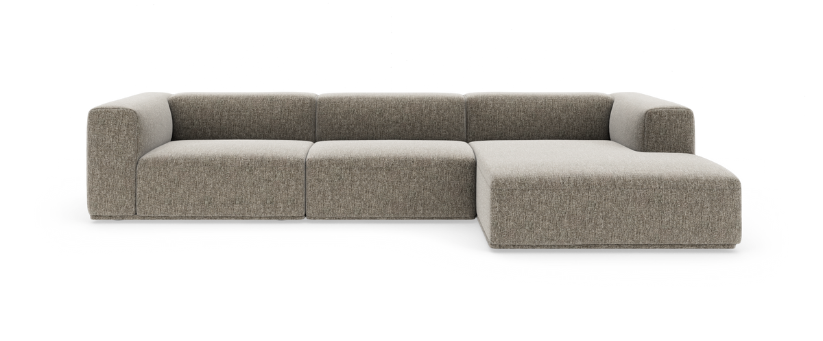Modulær hjørnesofa med chaiselong til højre i beigegråt tekstil, fotograferet lige forfra på hvid baggrund.