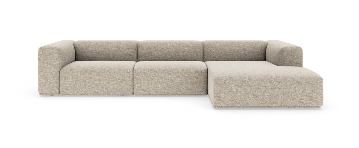 Beige modulsofa med chaiselong i højreopstilling på hvid studiobaggrund.