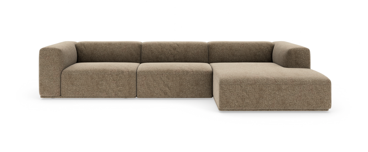 Modulær hjørnesofa med chaiselong til højre i beige stof, set forfra.