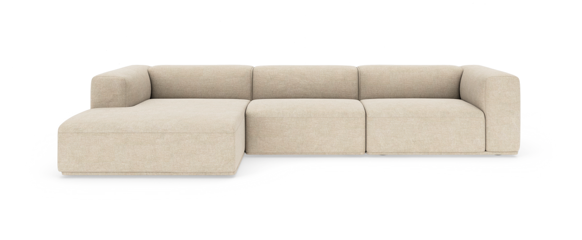 Beige modulsofa med venstre chaiselong, afrundede armlæn og lav profil med tre sæder.