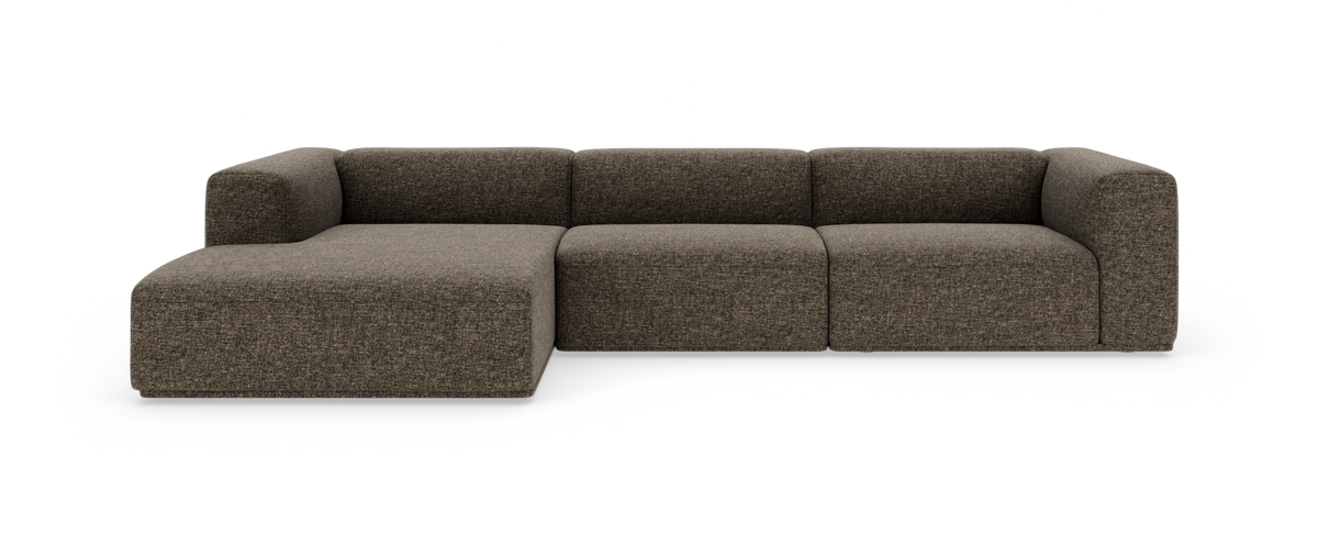 Modulsofa i brun tekstil med venstrevendt chaiselong, fritlagt på hvid baggrund.