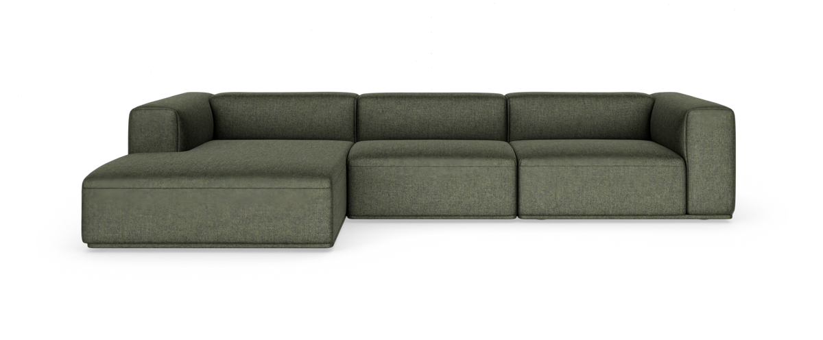 Modulsofa i olivengrønt stof med venstre chaiselong, tre sæder, front, frilagt på hvid baggrund.