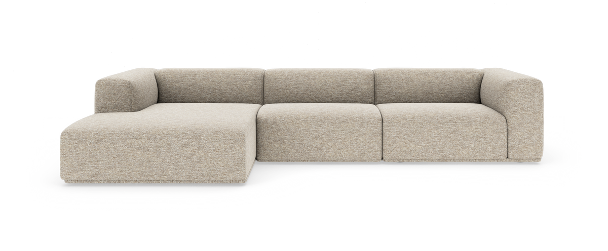 Beige modulsofa med venstrevendt chaiselong, fotograferet lige forfra i studie.