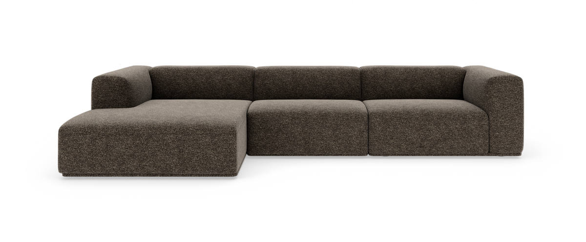 Modulsofa i mørkebrun tekstil med venstrevendt chaiselong, fritlagt på hvid baggrund.