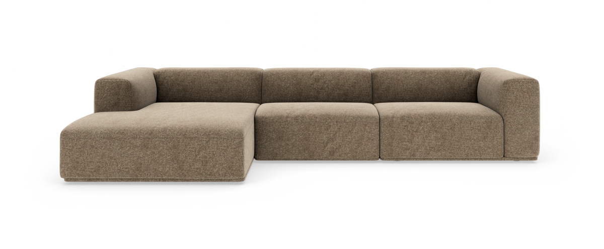 Modulær L-formet hjørnesofa med venstre chaiselong, lav profil og afrundede armlæn i beige/brun tekstil, frilagt på hvid baggrund.