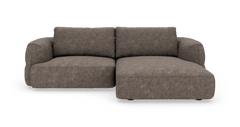 Brungrå modulsofa med højre chaiselong, bløde afrundede armlæn og stofbetræk, frilagt mod hvid baggrund.