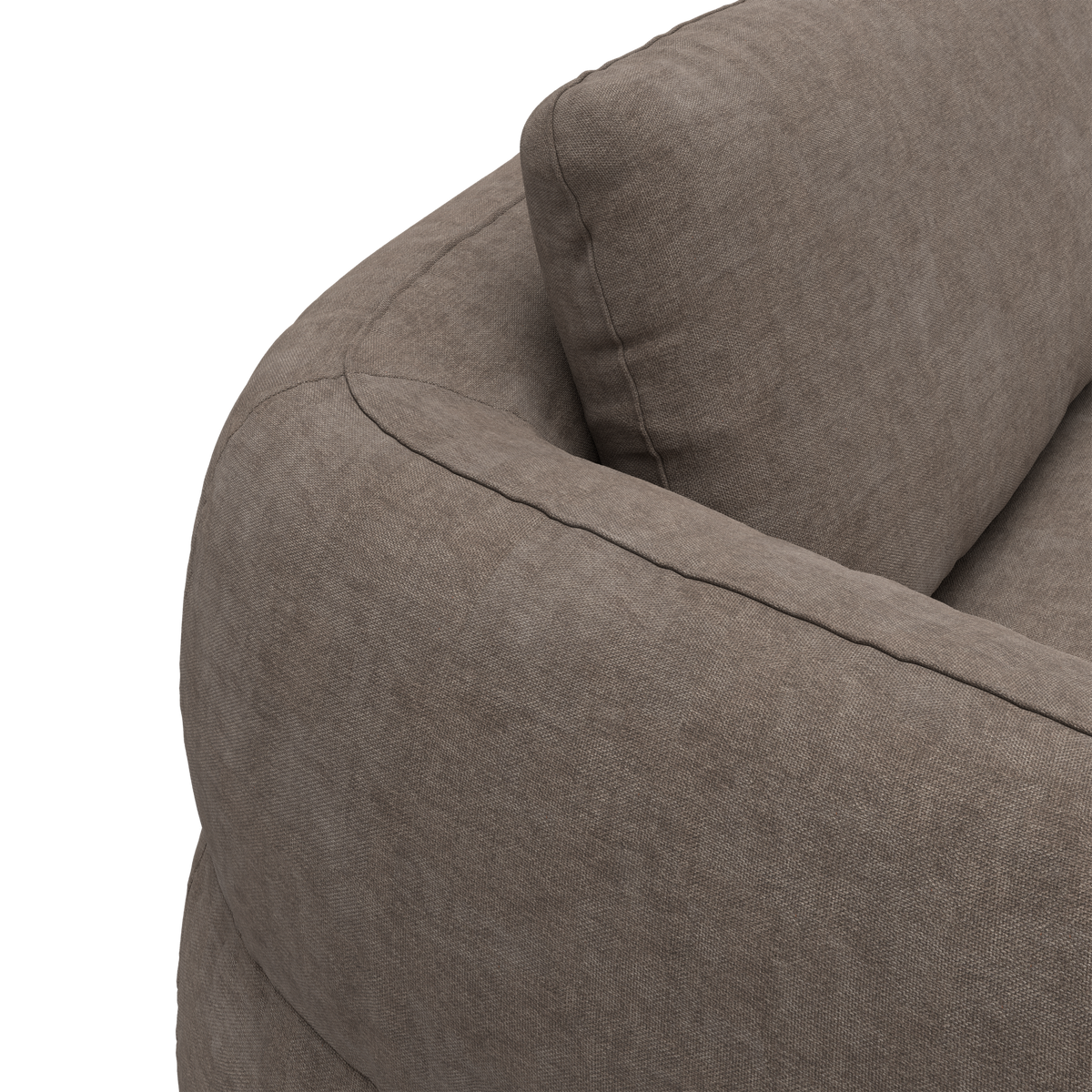 Nærbillede af en brunbeige stofsofa med afrundet armlæn og rygpude, frilagt mod neutral baggrund.