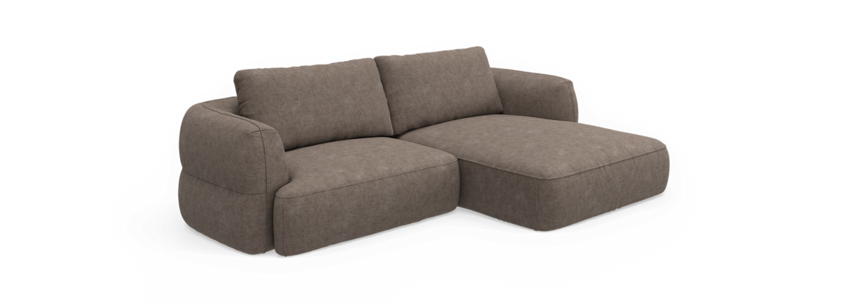 Brun stofsofa med chaiselong på højre side og bløde ryghynder, frilagt.