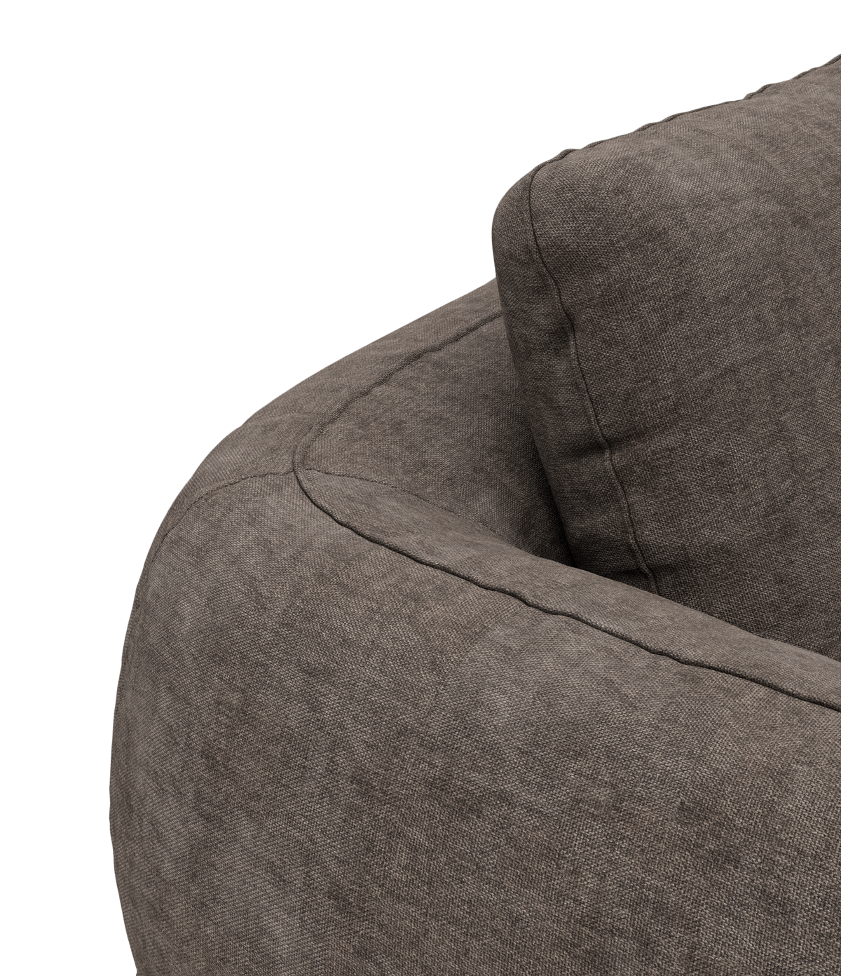 Nærbillede af en brungrå stofsofas afrundede armlæn og ryghynde i studiobelysning.