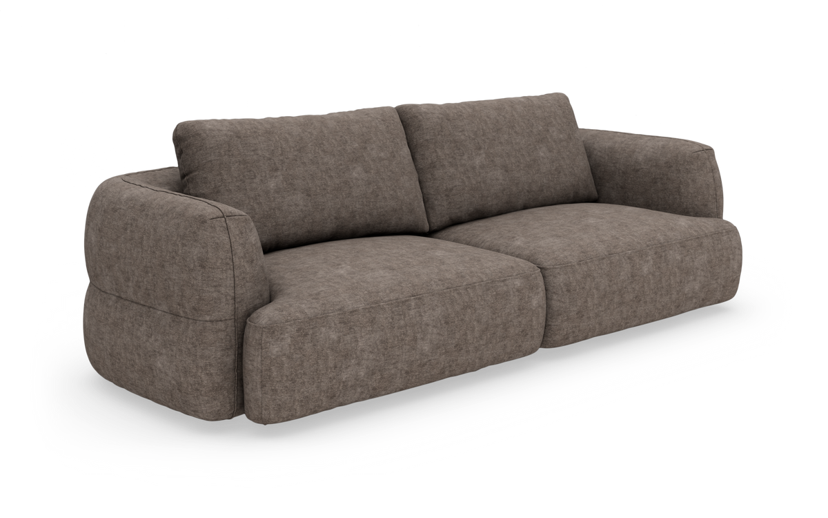 Brungrå, rundet tresæders stofsofa på hvid baggrund, vist forfra i vinkel.