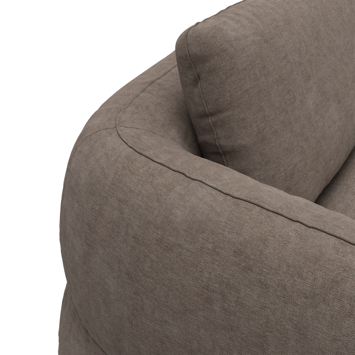 Nærbillede af beige/taupe stofsofa med afrundet armlæn og ryghynde.