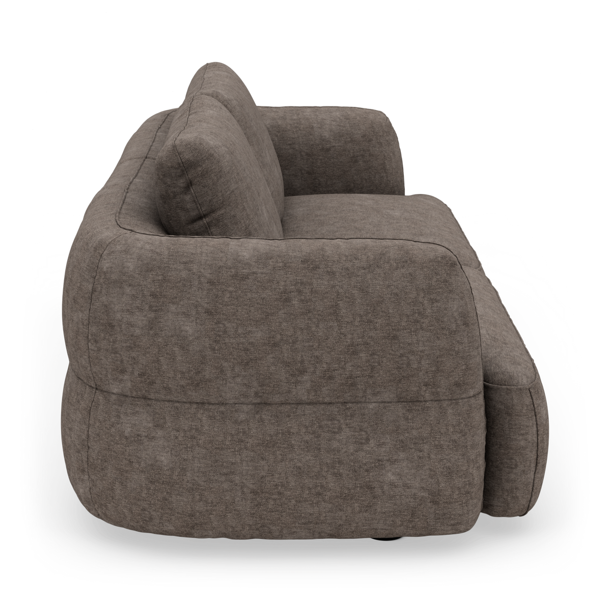 Sofa i brungråt stof med bløde, afrundede former set fra siden.