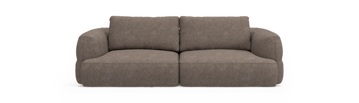 Brun to-personers sofa med bløde, dybe puder set forfra på sort baggrund.