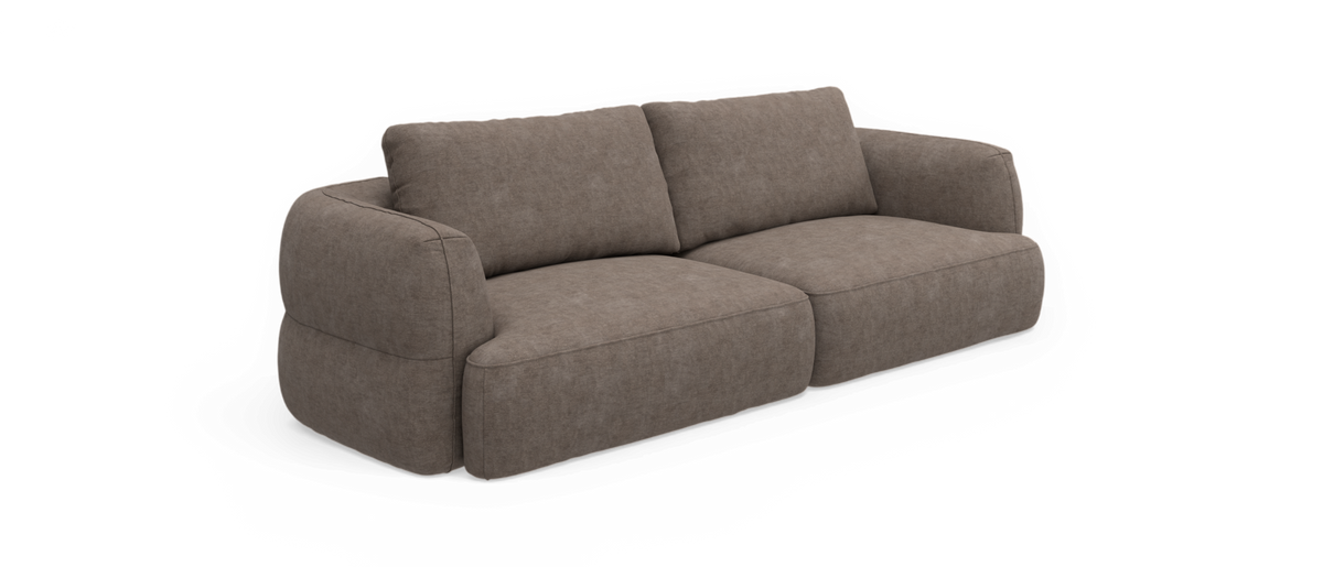 Brungrå 3-personers sofa med bløde, afrundede former og løse rygpuder, fotograferet skråt forfra mod hvid baggrund.