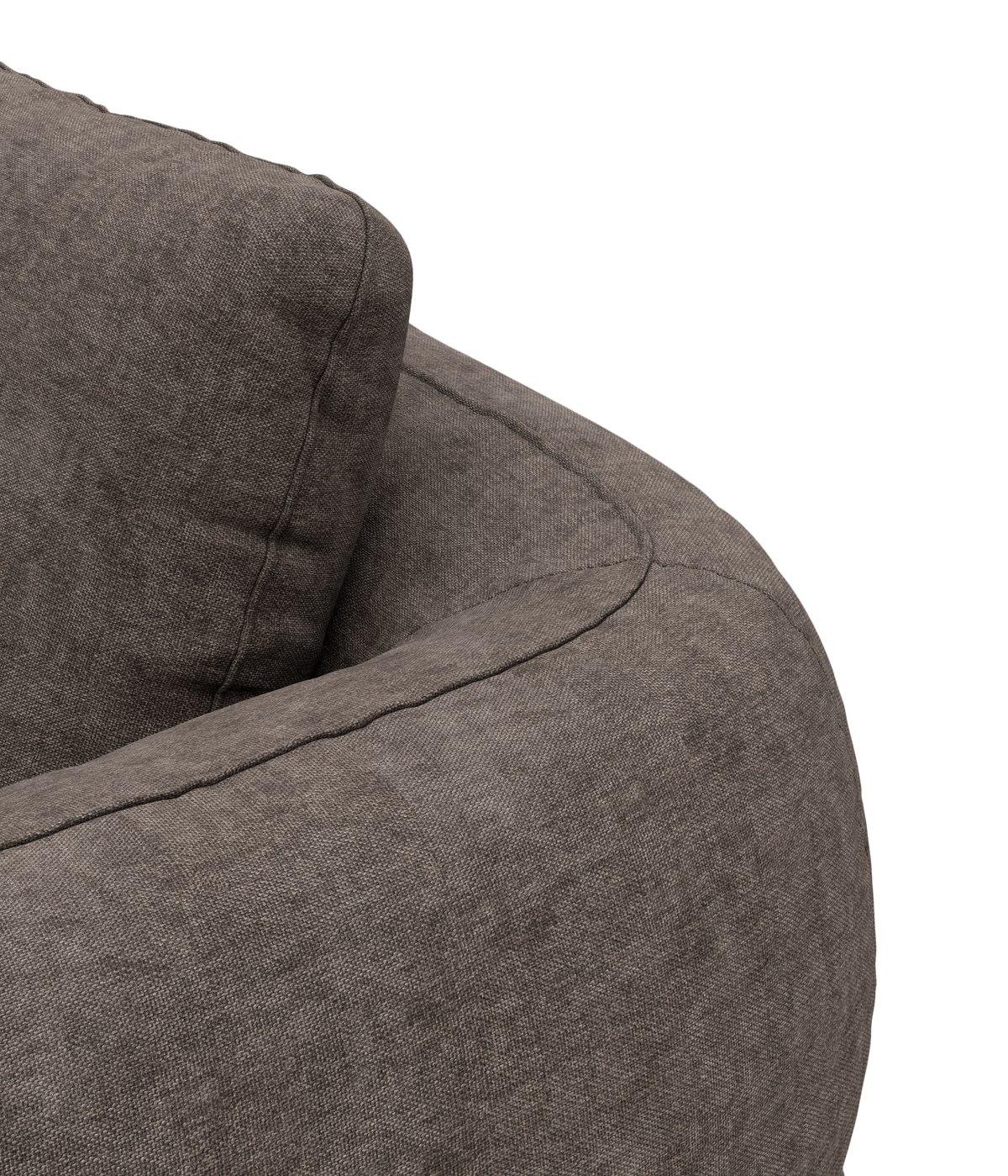 Nærbillede af brungrå stofsofa med rund arm og ryghynde.