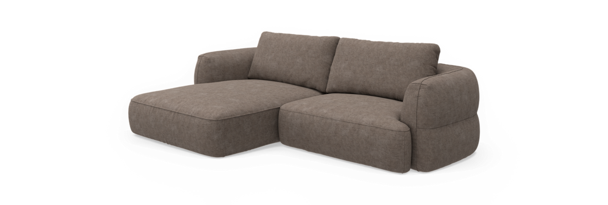 Moderne 2-personers sofa med venstre chaiselong i taupefarvet stof, fritlagt mod sort baggrund.