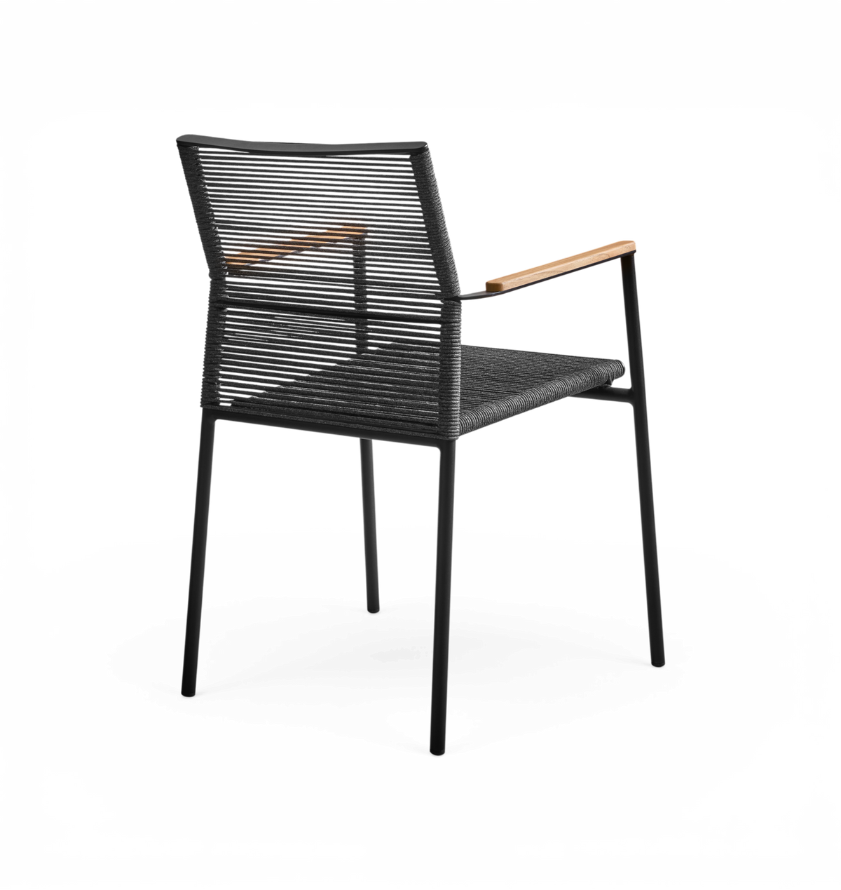 Sort vævet stol med slanke metalben og træarmlæn, set bagfra i studieopsætning.