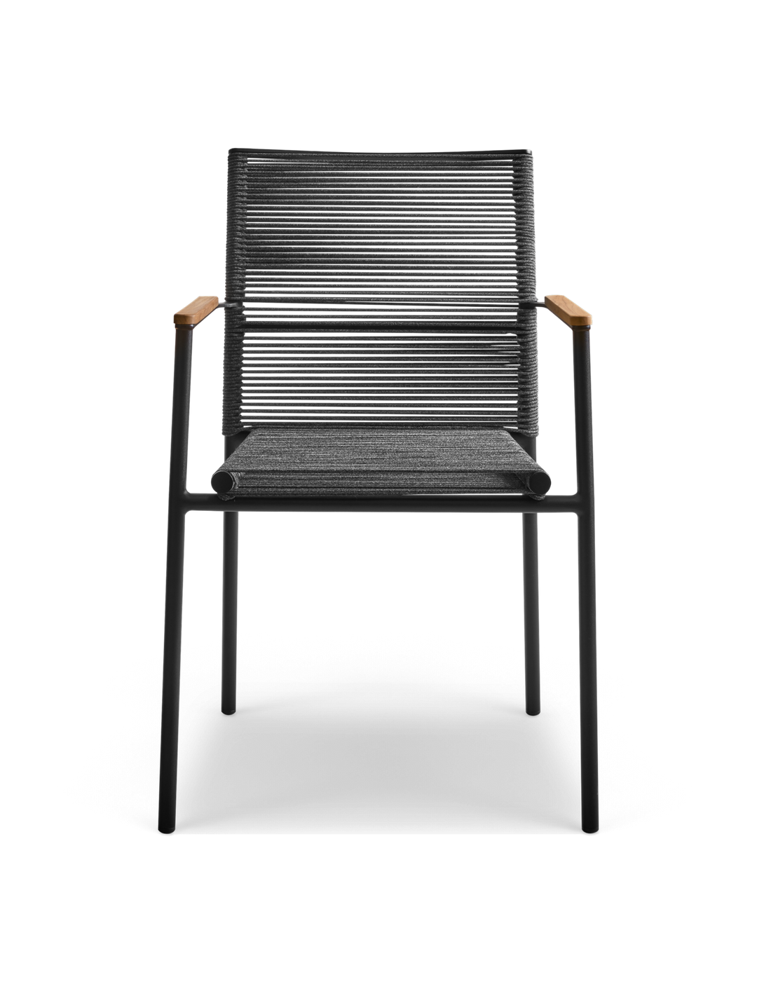 Moderne udestol i sort metal med gråt rebvævet ryglæn og sæde samt teak-armlæn, frilagt på hvid baggrund.
