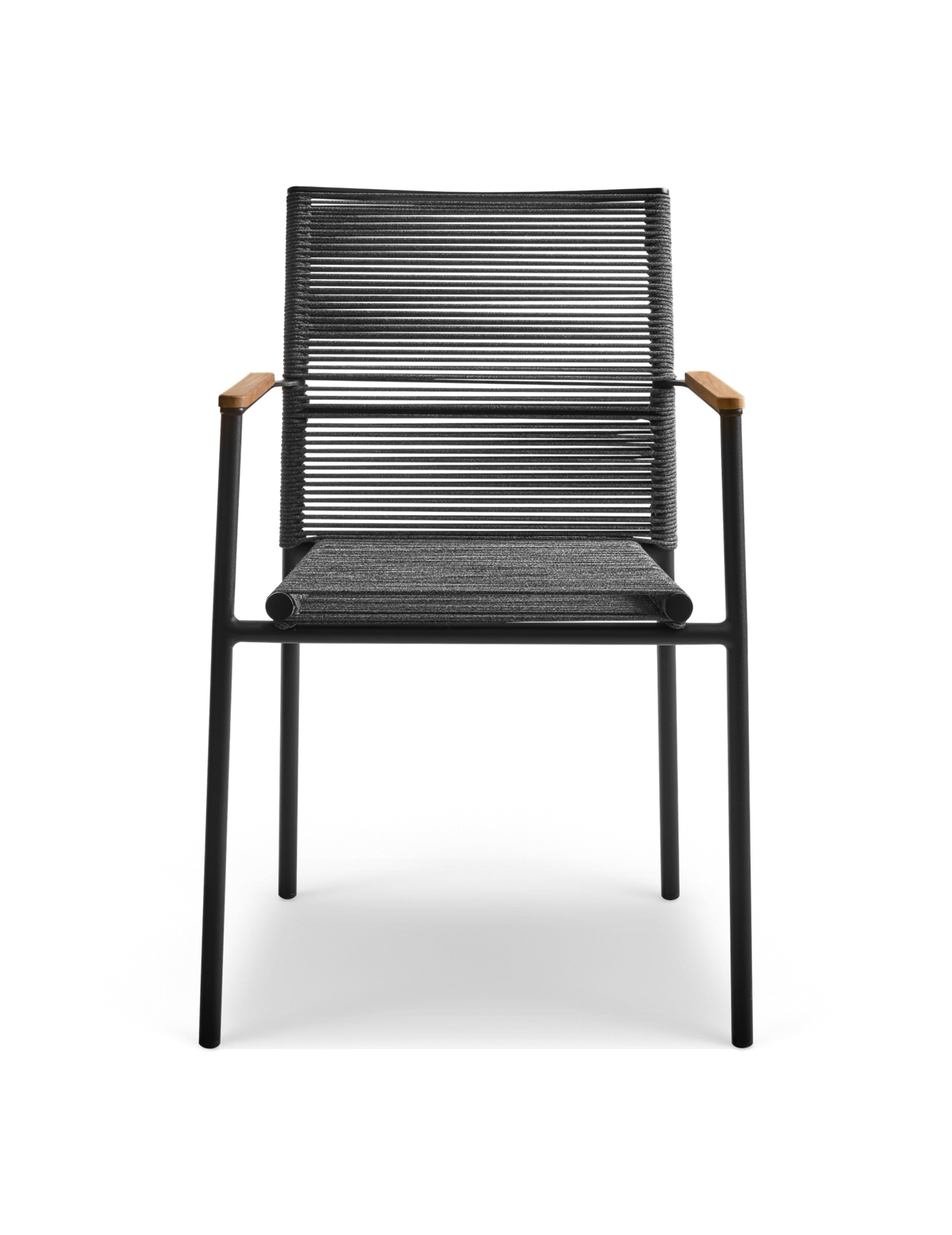Moderne udestol i sort metal med gråt rebvævet ryglæn og sæde samt teak-armlæn, frilagt på hvid baggrund.