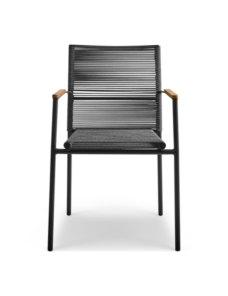 Moderne udestol i sort metal med gråt rebvævet ryglæn og sæde samt teak-armlæn, frilagt på hvid baggrund.