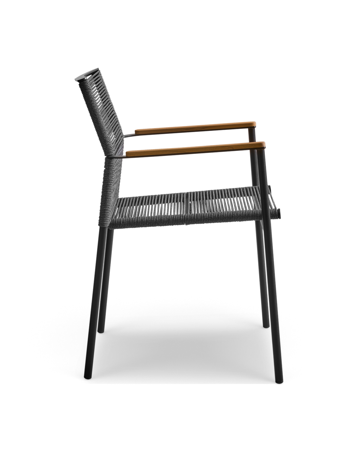 Sort stol med flettet sæde og ryg, sorte ben og armlæn i træ, set fra siden.