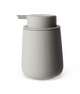 Grå sæbedispenser i minimalistisk, mat design på hvid baggrund.