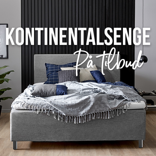 grå kontinentalseng med blå pyntepuder, sengetæppe og en sort loftlampe. billedet har grafik, hvor der står "Konnitentalsenge på tilbud" samt en knap hvor det står "Se mere".